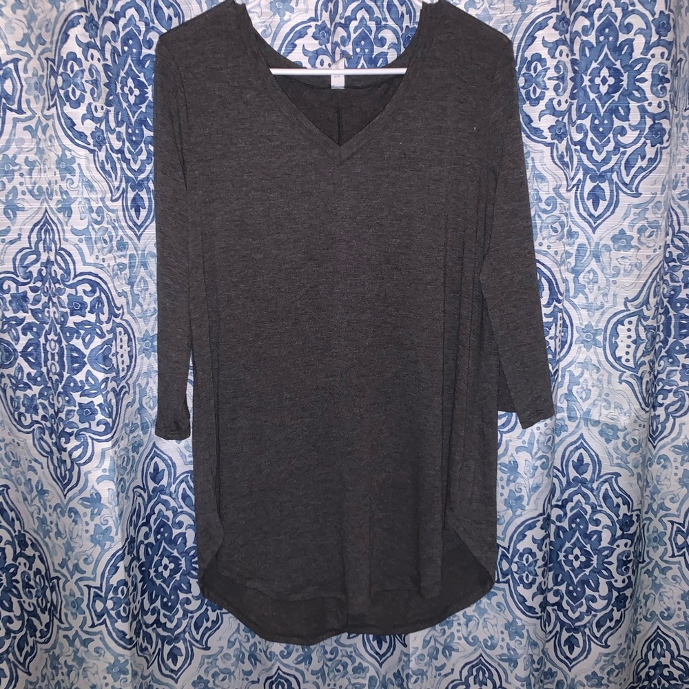 Cute and casual top w/ quarter length sleeves